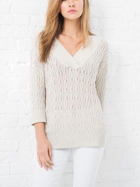 Kinross Cable V-Neck Sweater in Silver Sand